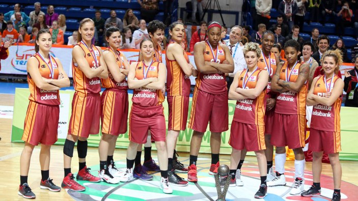 Ekrem Memnun, Galatasaray'ın şampiyonluk yaşadığı topu bağışladı