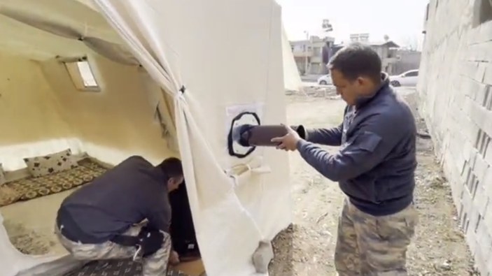 Mehmetçik afet bölgesinde soba kurarak depremzedelerin ısınmasını sağlıyor