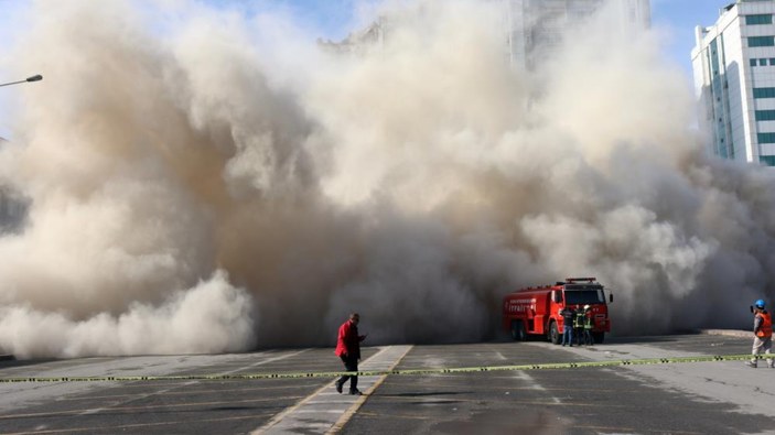Kayseri'de ağır hasarlı bina yıkılırken ortalık toz bulutu ile kaplandı