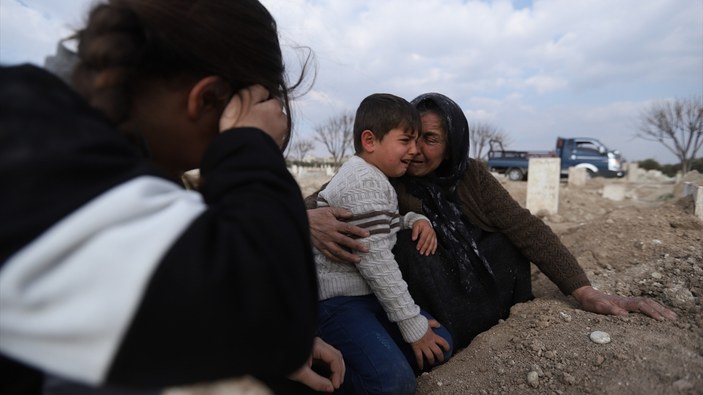 Suriye'de Kahramanmaraş merkezli depremde ölenler yan yana gömüldü