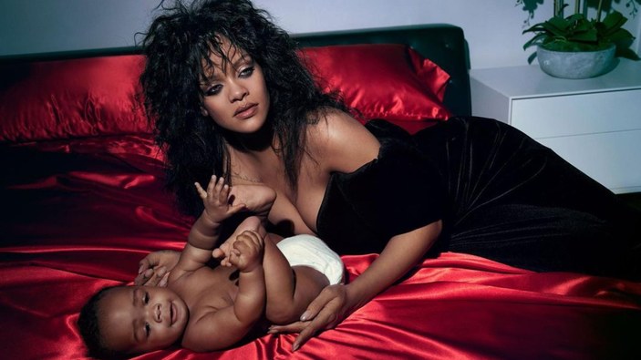 Rihanna bebeğiyle poz verdi