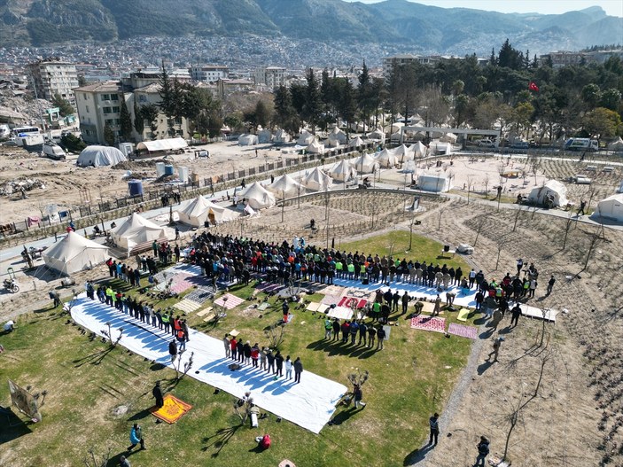 Depremzedeler için ülke genelinde gıyabi cenaze namazı kılındı