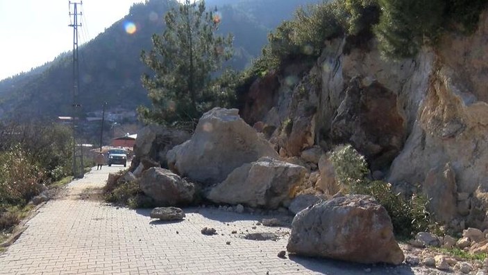 Kırıkhan'da deprem kayaları yuvarladı, köydeki 49 kişi can verdi
