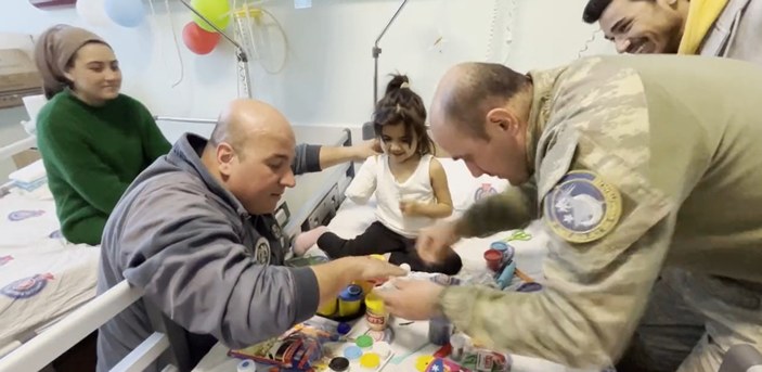 Mehmetçik, depremde enkazdan çıkarılan küçük kızı hastanede ziyaret etti