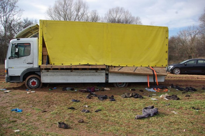 Bulgaristan’da terk edilmiş kamyonun kasasında 18 göçmen ölü bulundu