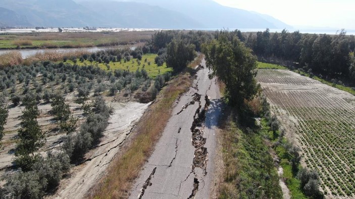Depremin vurduğu Hatay'da yarılan 3 kilometrelik yol çöktü