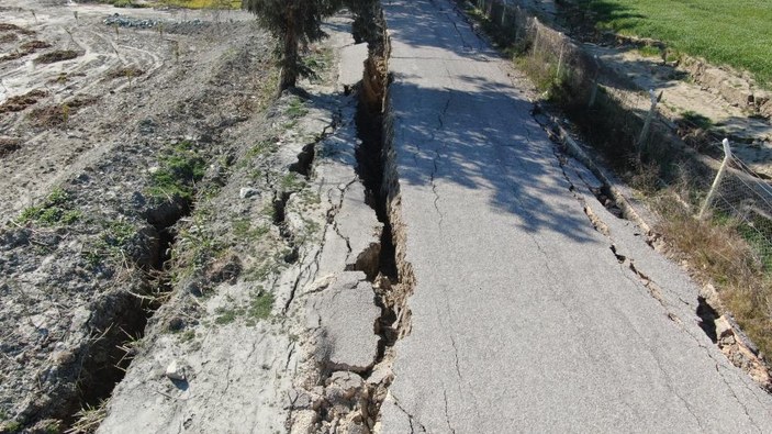 Depremin vurduğu Hatay'da yarılan 3 kilometrelik yol çöktü