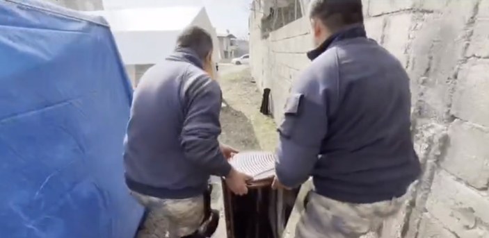 Mehmetçik afet bölgesinde soba kurarak depremzedelerin ısınmasını sağlıyor