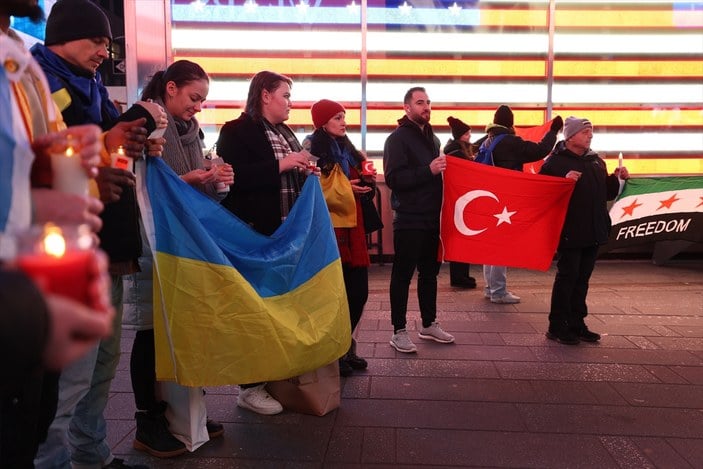 Times Meydanı'nda depremzedeleri anmak için Türkiye ve Suriye bayrağı açıldı