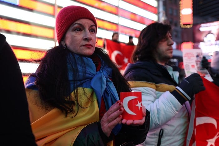 Times Meydanı'nda depremzedeleri anmak için Türkiye ve Suriye bayrağı açıldı
