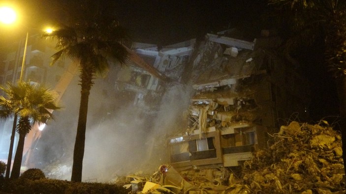 Hatay'da arama kurtarma çalışmaları sonlanan binalar yıkılıyor