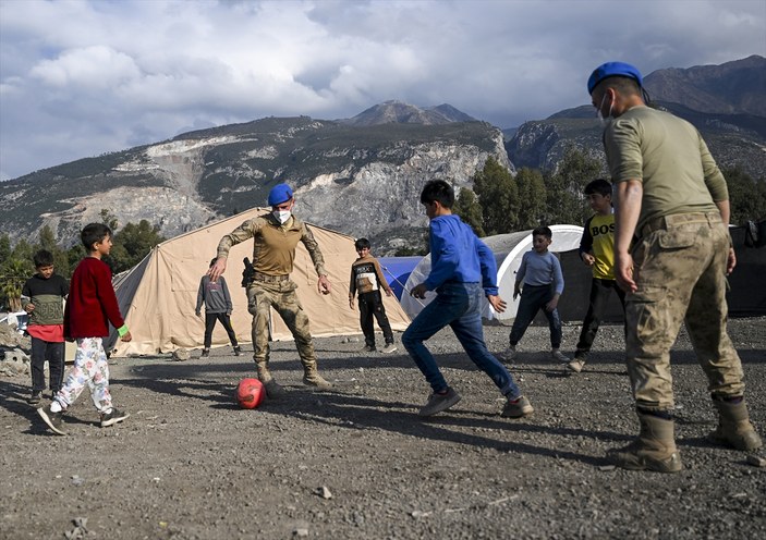 Hatay'da bulunan askerler, depremzede çocuklarla maç oynadı