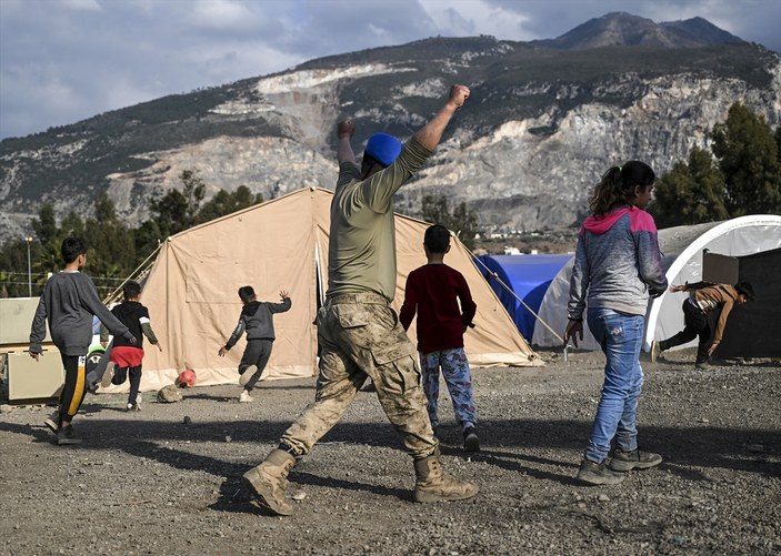 Hatay'da bulunan askerler, depremzede çocuklarla maç oynadı