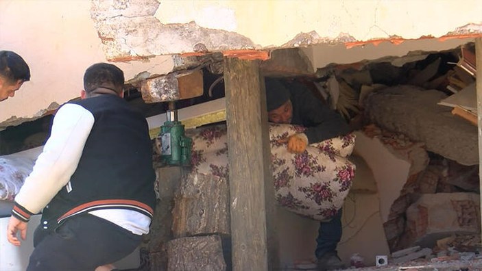 Kahramanmaraş'ta vatandaşlar, tehlikeli enkazdan eşya çıkarıyor