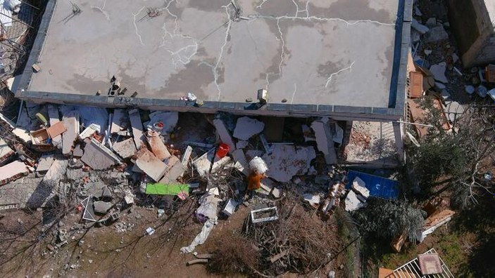 Kahramanmaraş'ta vatandaşlar, tehlikeli enkazdan eşya çıkarıyor