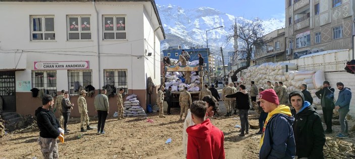 Türkiye tek yürek oldu: Deprem bölgelerine yardım yağdı