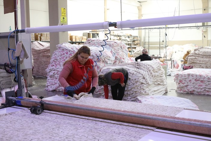 Uşaklı sanayiciler depremzedelere battaniye gönderiyor