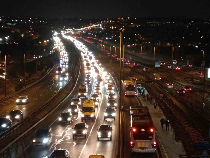 Yarıyıl tatilinin bitmesiyle birlikte İstanbul’da trafik yoğunluğu oluştu #1