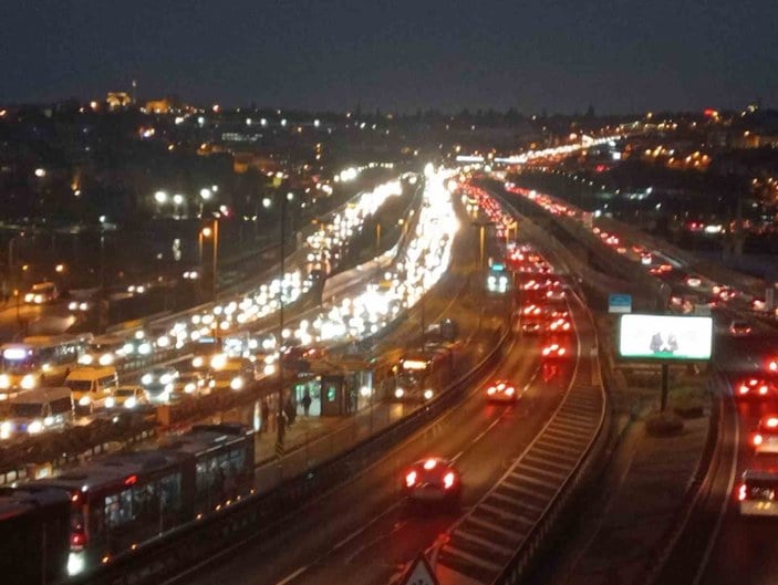 Yarıyıl tatilinin bitmesiyle birlikte İstanbul’da trafik yoğunluğu oluştu #3