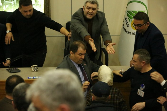 AK Parti'li meclis üyesi, Tanju Özcan'a su şişesi fırlattı #7
