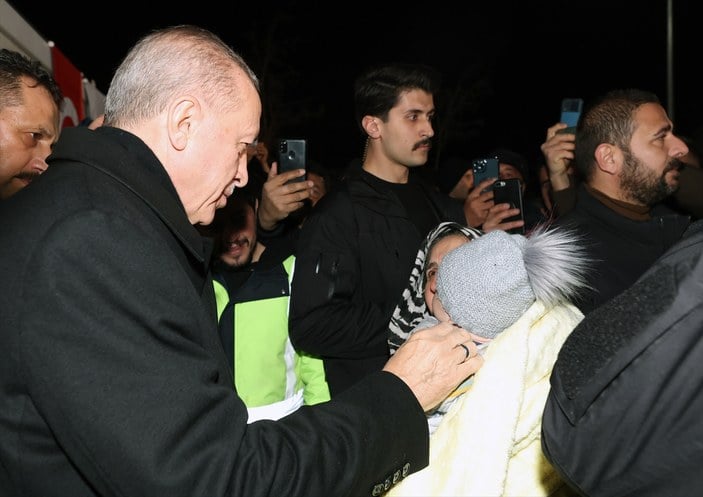 Cumhurbaşkanı Erdoğan ve Devlet Bahçeli konteynerdaki afetzedeleri ziyaret etti