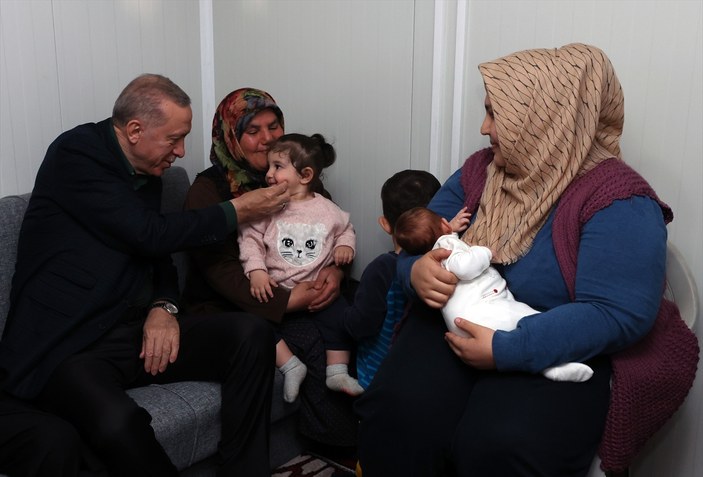Cumhurbaşkanı Erdoğan ve Devlet Bahçeli konteynerdaki afetzedeleri ziyaret etti