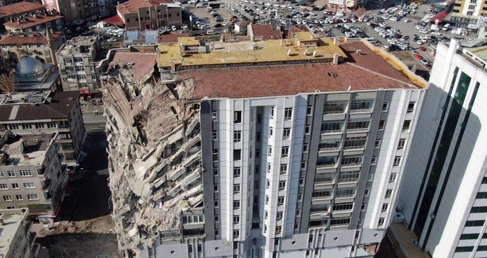 Kayseri'de ağır hasarlı bina yıkılırken ortalık bulutu ile kaplandı