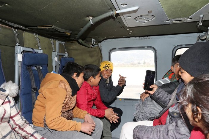 Murat Kurum afetzede çocukların helikoptere binme talebini gerçekleştirdi