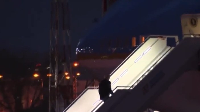 ABD Başkanı Joe Biden uçağa binerken yine merdivenlerde düştü