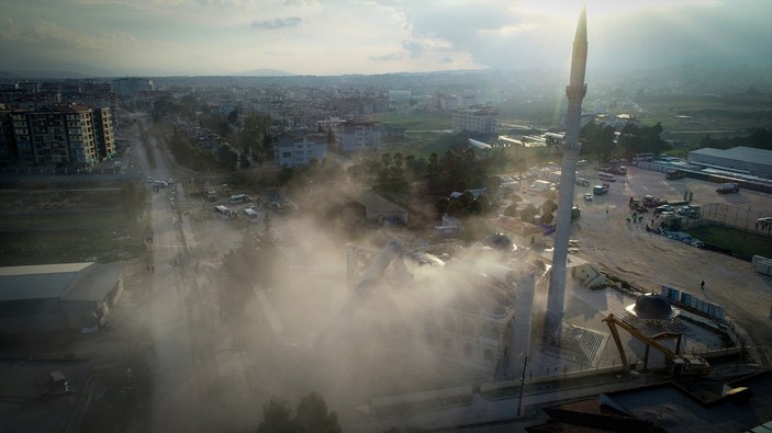Hatay'daki 4 minareli cami kontrollü şekilde yıkıldı
