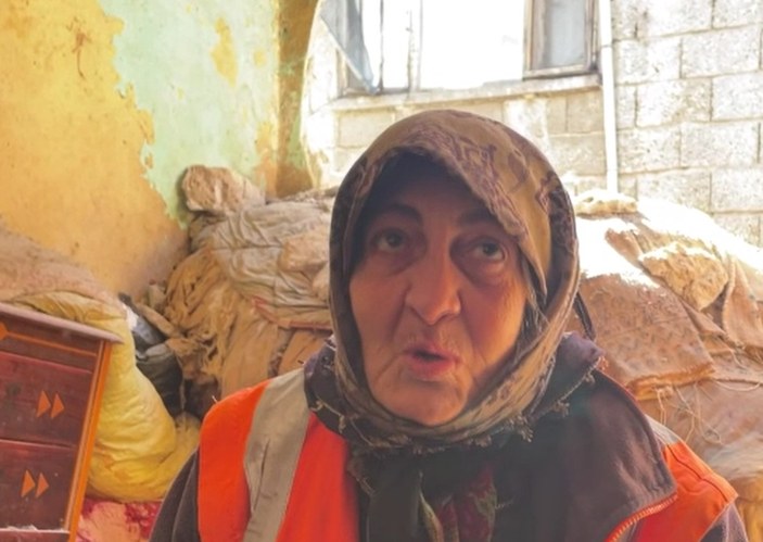 Kahramanmaraş'ta 7 kedisi için hasarlı evde yaşıyor