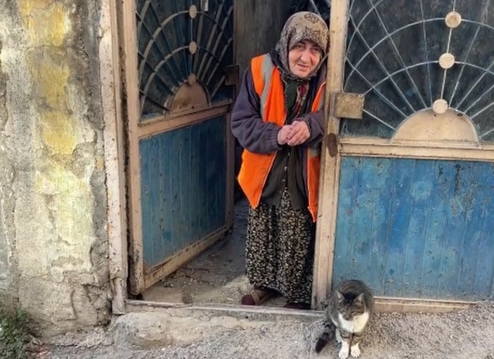 Kahramanmaraş'ta 7 kedisi için hasarlı evde yaşıyor