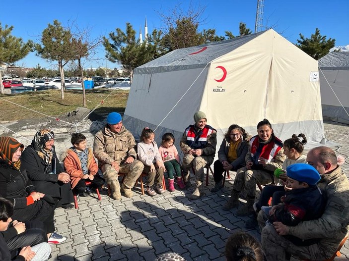 Mehmetçik Malatya'daki depremzede çocuklarla oyun oynadı