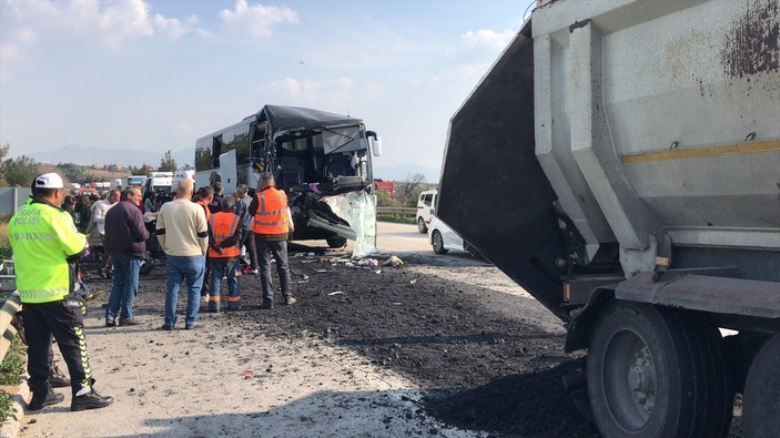 Adana'da depremzedeleri taşıyan otobüs kaza yaptı