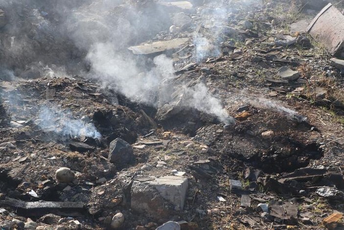 Diyarbakır'da depremden sonra yer altından çıkan duman inceleniyor