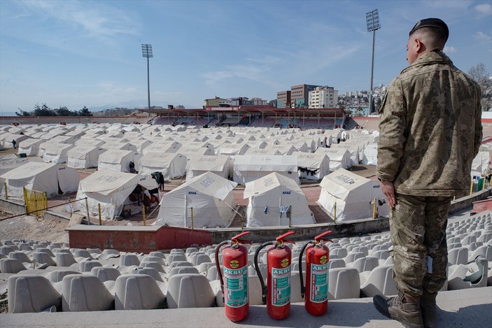 Kahraman Mehmetçik, çadır kentlerde 24 saat yangın nöbeti tutuyor