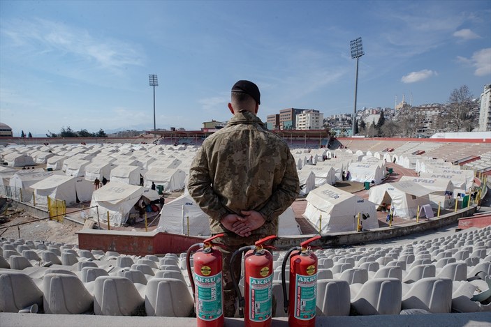Kahraman Mehmetçik, çadır kentlerde 24 saat yangın nöbeti tutuyor
