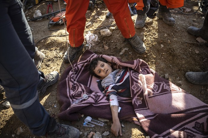 Një grua dhe dy fëmijë u shpëtuan në orën 228 në Hatay